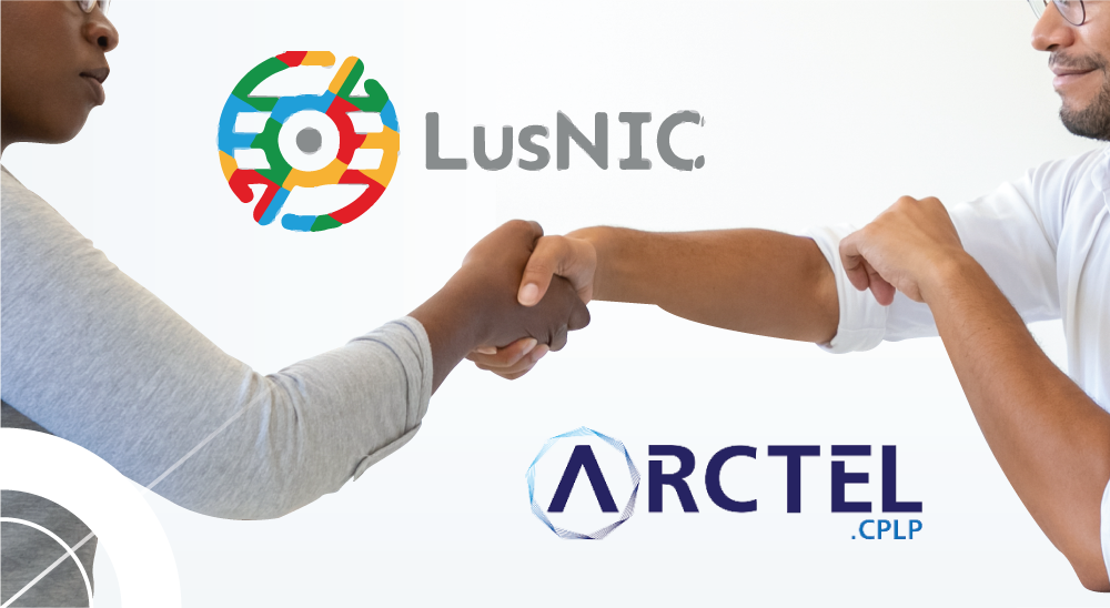 Fotografia de um aperto de mão, com logotipos da LusNIC e ARCTEL CPLP