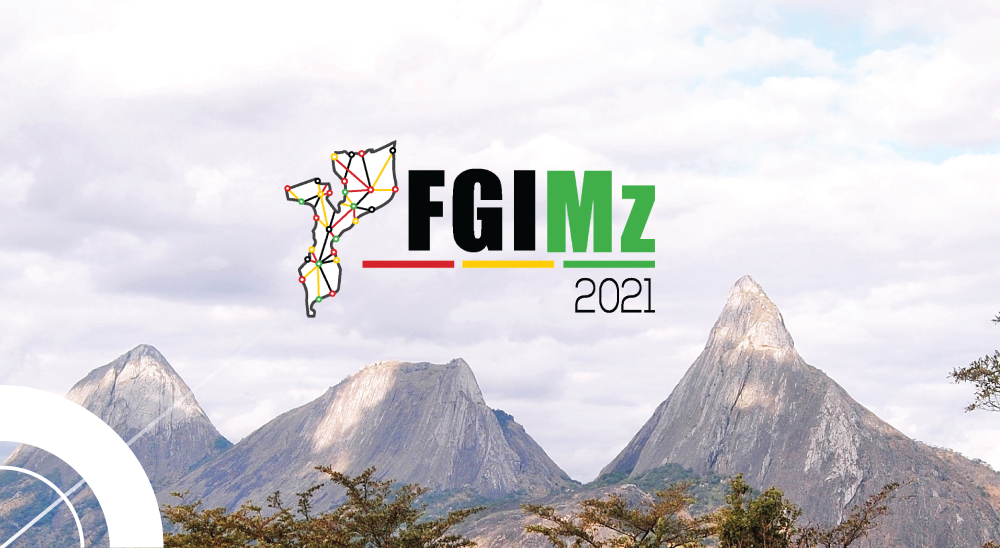 Fotografia de montanhas em Moçambique com logotipo do Fórum da Governamentação da Internet