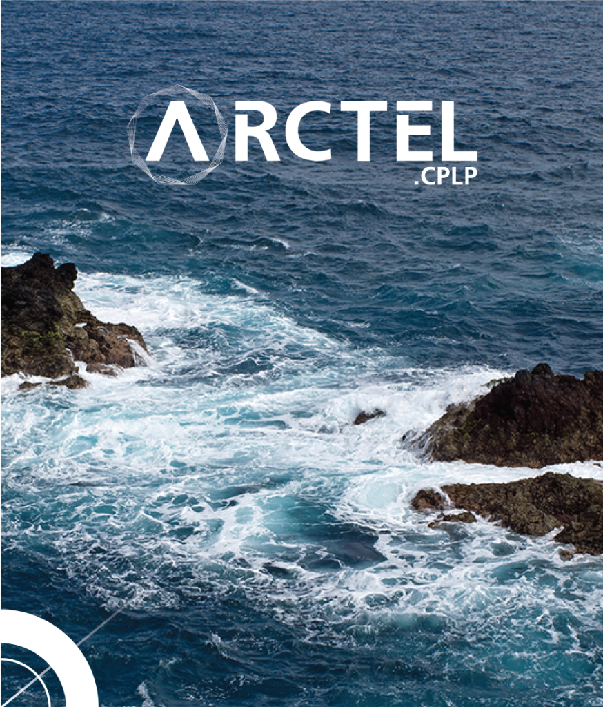 Fotografia do mar português com logotipo da ARCTEL CPLP