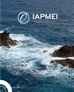 Fotografia do mar português com logotipo do IAPMEI